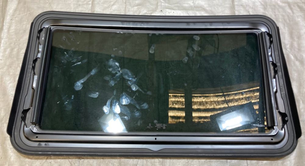 تصویر محصول شیشه سانروف بی ام و سری 2 گرن کوپه 225L سال 2025